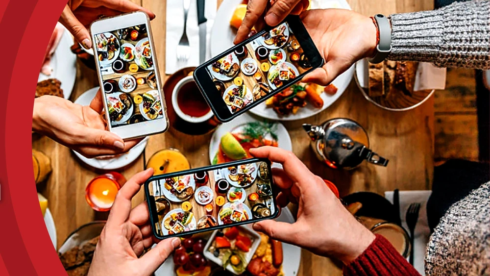 Smartphone trong xã hội hiện đại đã trở thành phương tiện kết nối và cung cấp thông tin nhanh chóng, hiệu quả cho hàng tỷ du khách khắp nơi trên thế giới. (Ảnh minh họa: CTV/Vietnam+)