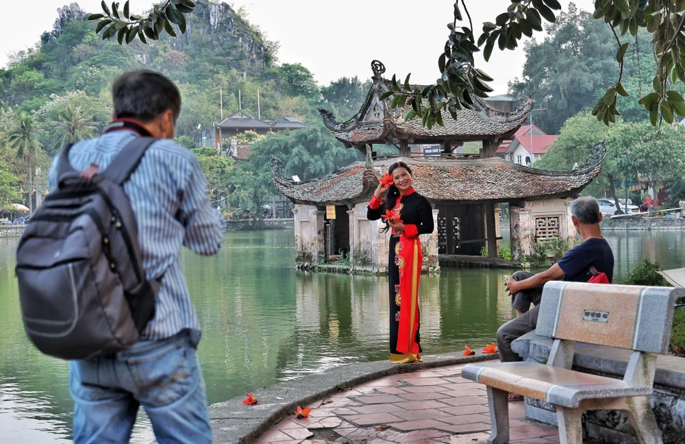 Du khách "xê dịch" trở lại với các điểm đến gần. (Ảnh: Mai Mai/Vietnam+)