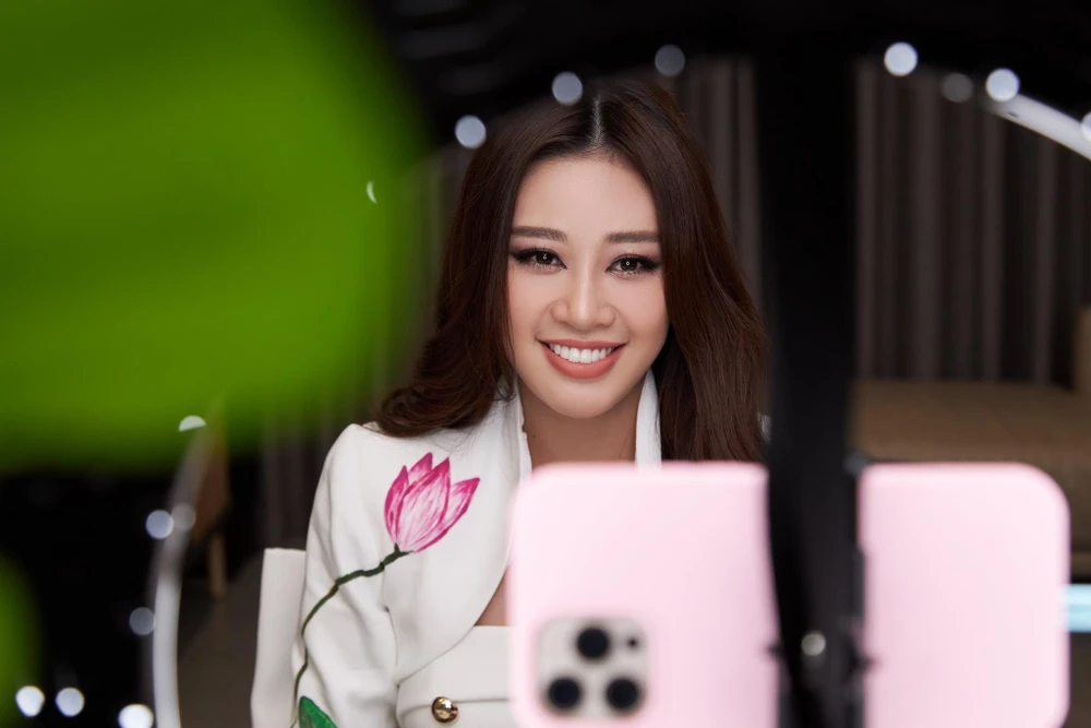 Hoa hậu Khánh Vân tham gia buổi phỏng vấn trực tuyến riêng qua ứng dụng Zoom cùng ban tổ chức Miss Universe tối qua, 31/3. (Ảnh: Sang Đào/Vietnam+)