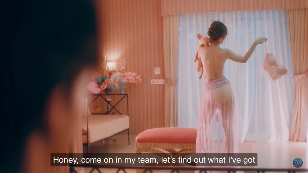 MV "Mời anh vào team em" của Chi Pu. (Hình ảnh cắt từ MV)