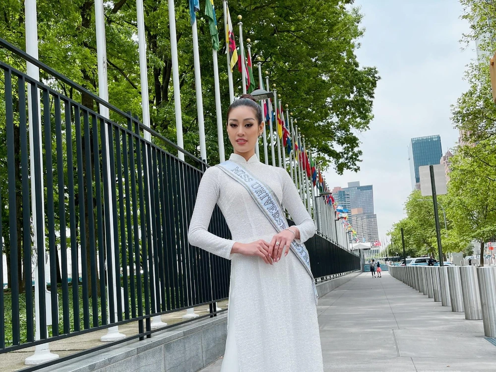 Hoa hậu Khánh Vân trên đường phố New York. (Ảnh: CTV/Vietnam+)