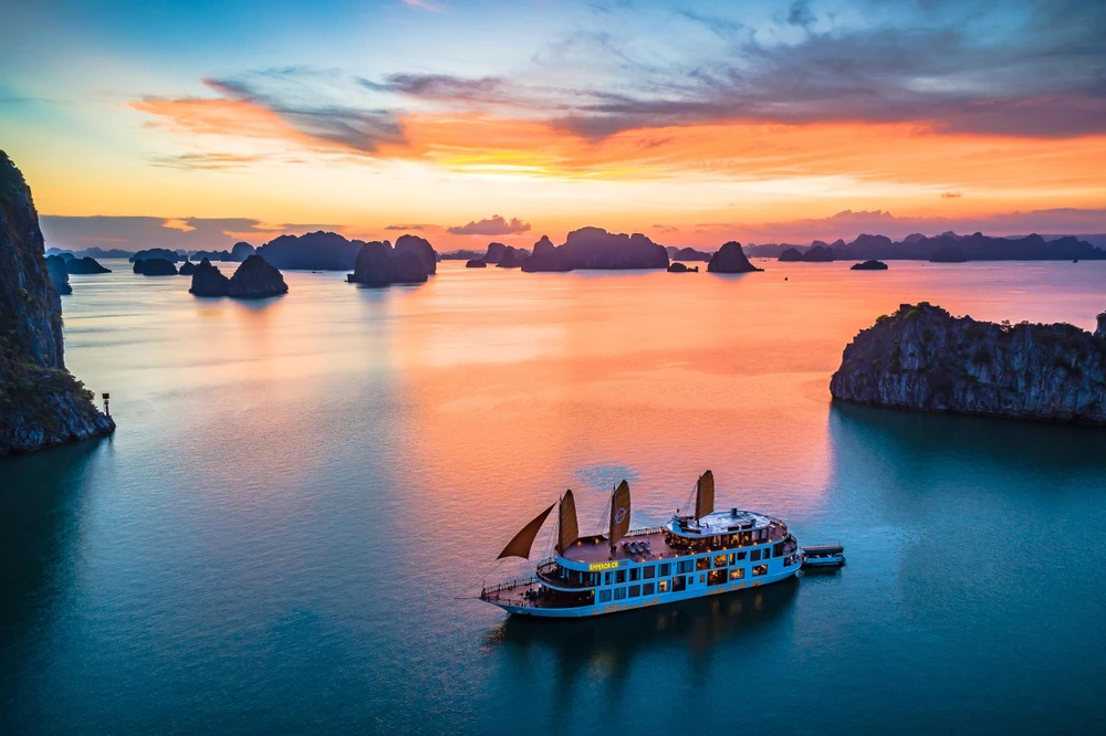 Du thuyền ngủ đêm trên vịnh Lan Hạ vừa trải qua chuỗi ngày dài ngủ yên trên bến vắng vì COVID-19. (Ảnh minh họa: CTV/Vietnam+)