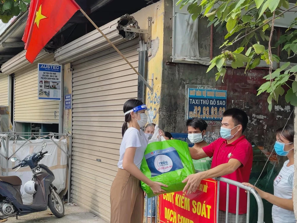 Đỗ Hà tặng quà cho người dân nghèo ở Thành phồ Hồ Chí Minh. (Ảnh: CTV/Vietnam+)