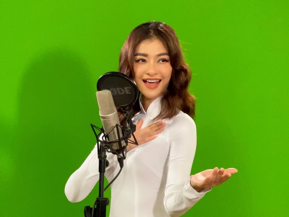 Á hậu Kiều Loan thể hiện ca khúc "Việt Nam tử tế." (Ảnh: CTV/Vietnam+)
