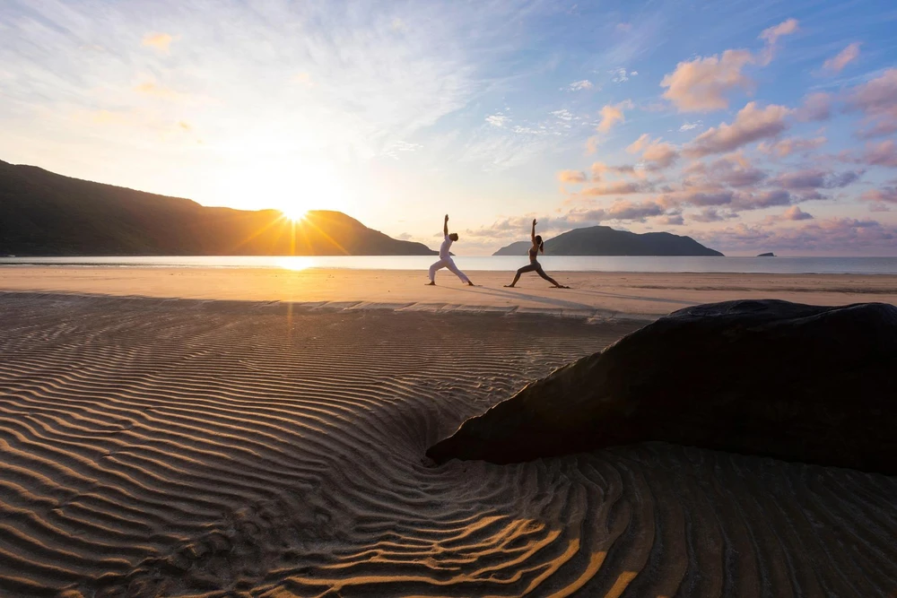 Du khách nghỉ dưỡng kết hợp thiền, yoga ven biển Côn Đảo. (Ảnh: CTV/Vietnam+)