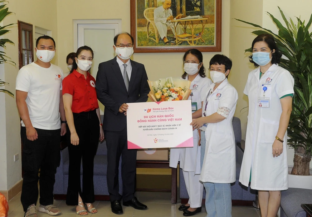 Ông Park Jong Sun, Trưởng Đại diện Tổng cục Du lịch Hàn Quốc tại Việt Nam trao quà tặng tiếp sức cho đội ngũ y bác sỹ tại Bệnh viện Đống Đa Hà Nội. (Ảnh: CTV/Vietnam+)