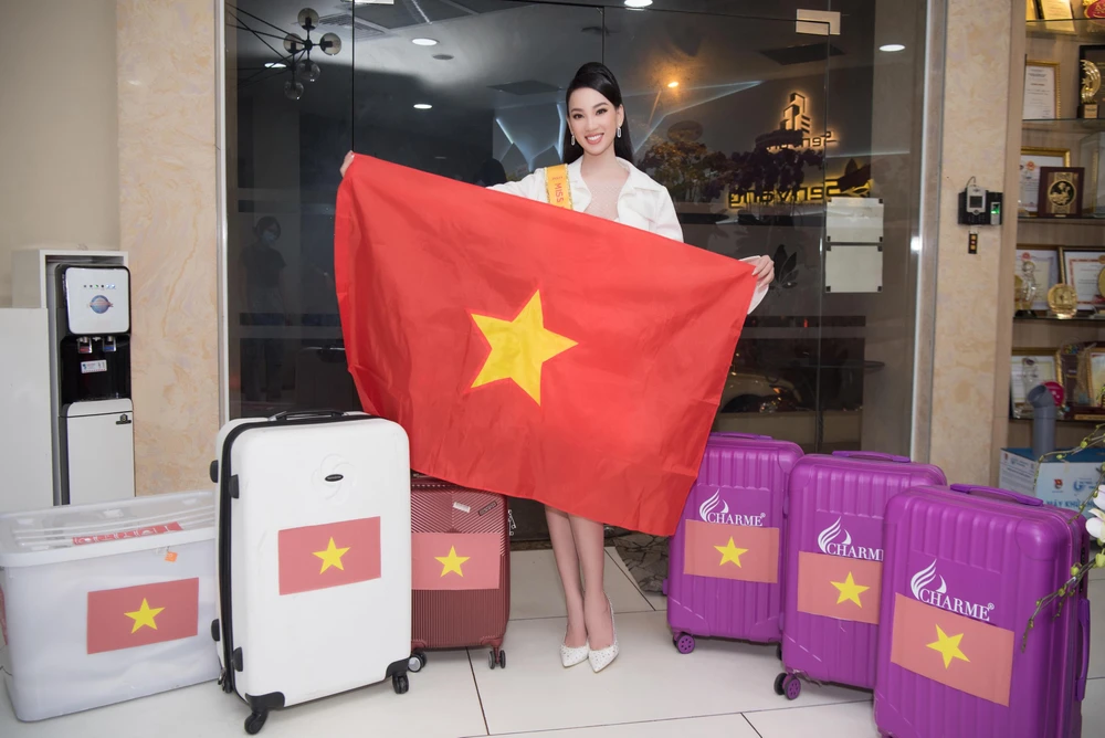 Ái Nhi lên đường với 80kg hành lý. (Ảnh: CTV/Vietnam+)