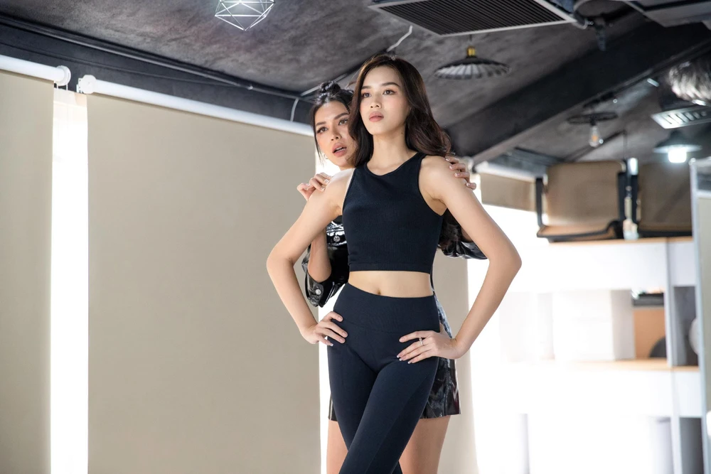 Siêu mẫu Minh Tú giúp Hoa hậu Đỗ Thị Hà luyện catwalk. (Ahr: CTV/Vietnam+)