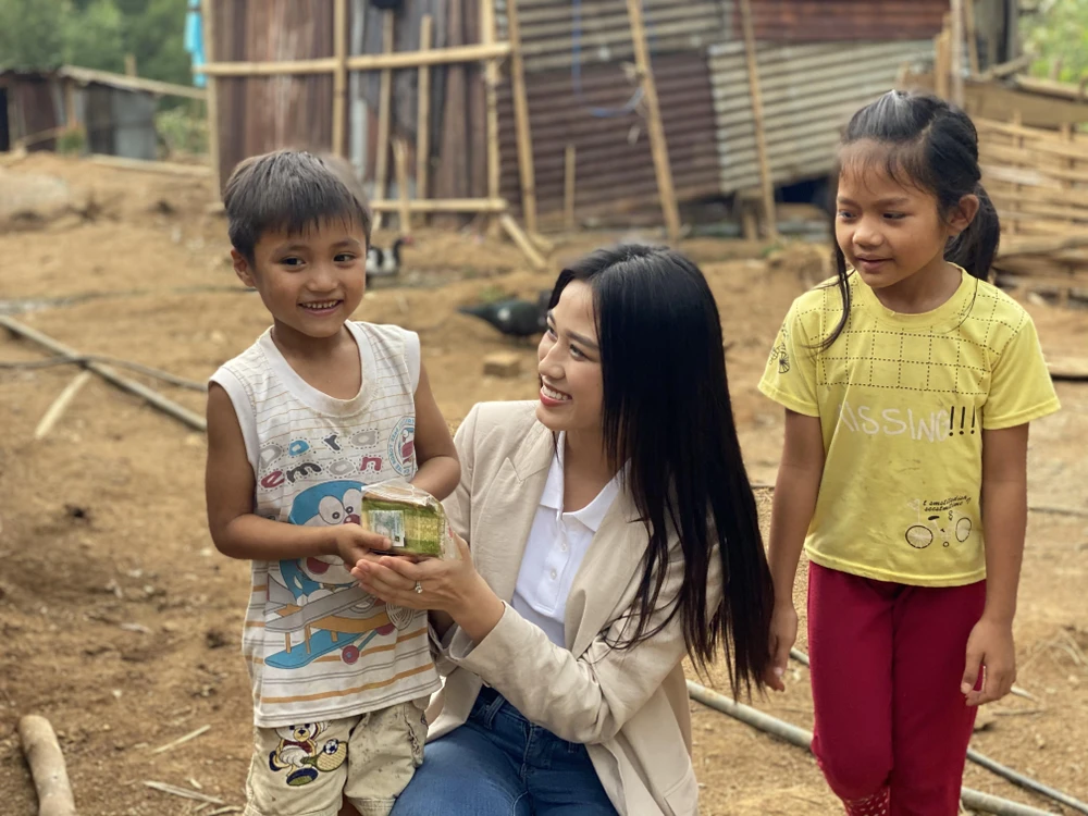 Hoa hậu Đỗ Thị Hà đến với trẻ em Trà Don, huyện Nam Trà My, tỉnh Quảng Nam. (Ảnh: CTV/Vietnam+)