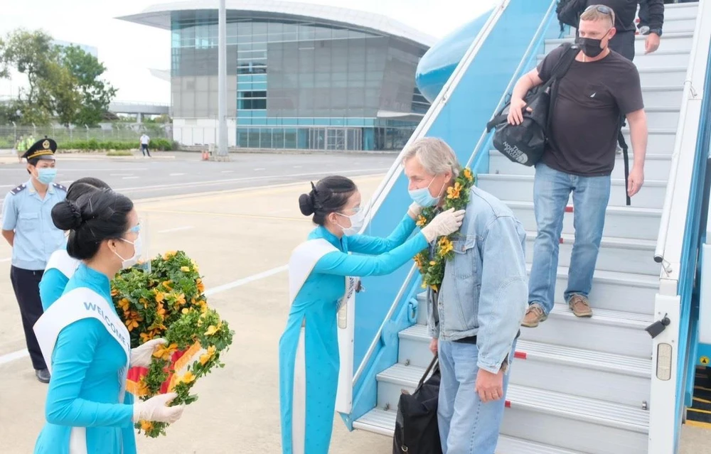 Đoàn khách đầu tiên đặt chân tới sân bay Đà Nẵng để tham gia hành trình du lịch ở Quảng Nam. (Ảnh: CTV/Vietnam+)