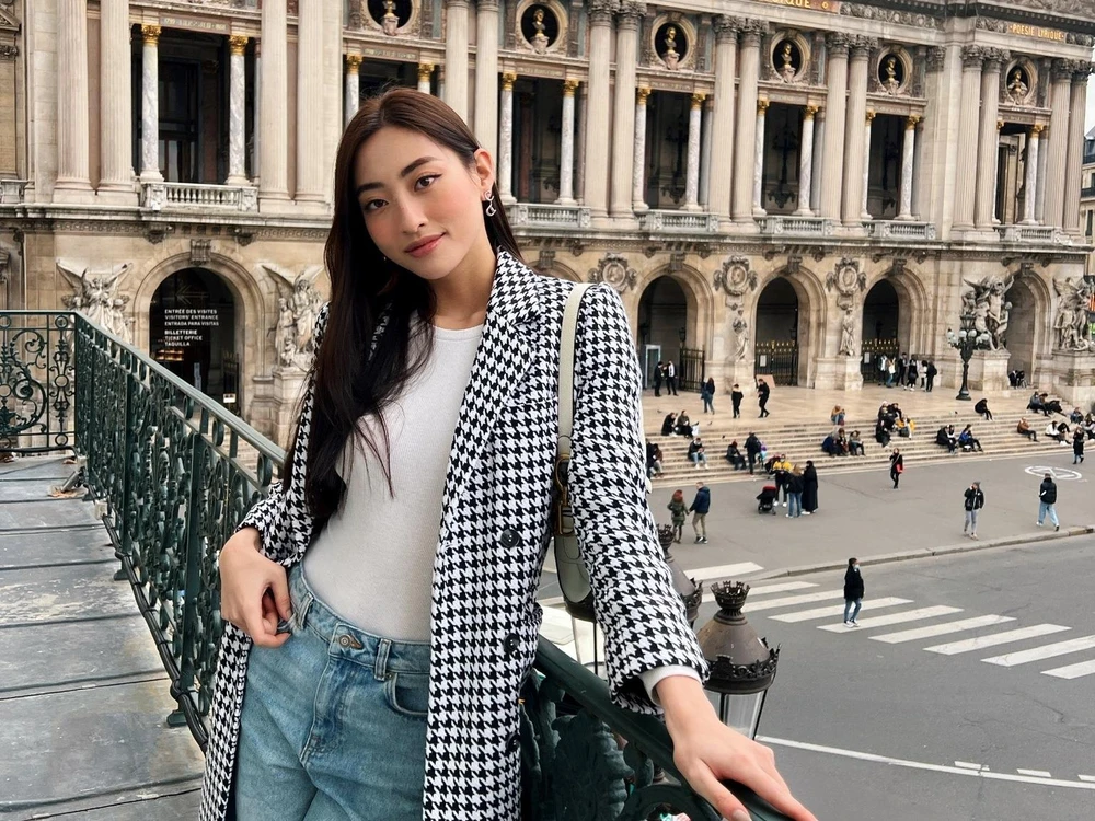 Hoa hậu Lương Thùy Linh trên đường phố Paris. (Ảnh: NVCC)