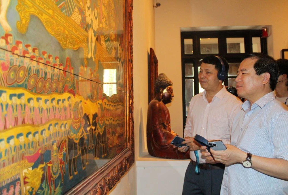 Ông Hà Văn Siêu, Phó Tổng cục trưởng Tổng cục Du lịch tham gia Trải nghiệm nghệ thuật sơn mài Việt Nam bằng ứng dụng số. (Ảnh: CTV/Vietnam+)