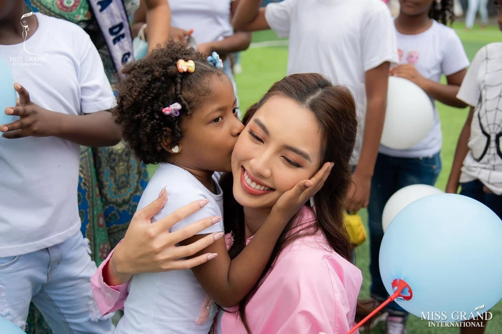 Miss Grand International Nguyễn Thúc Thùy Tiên trong chuyến thiện nguyện ở Nam Mỹ. (Ảnh: BTC)