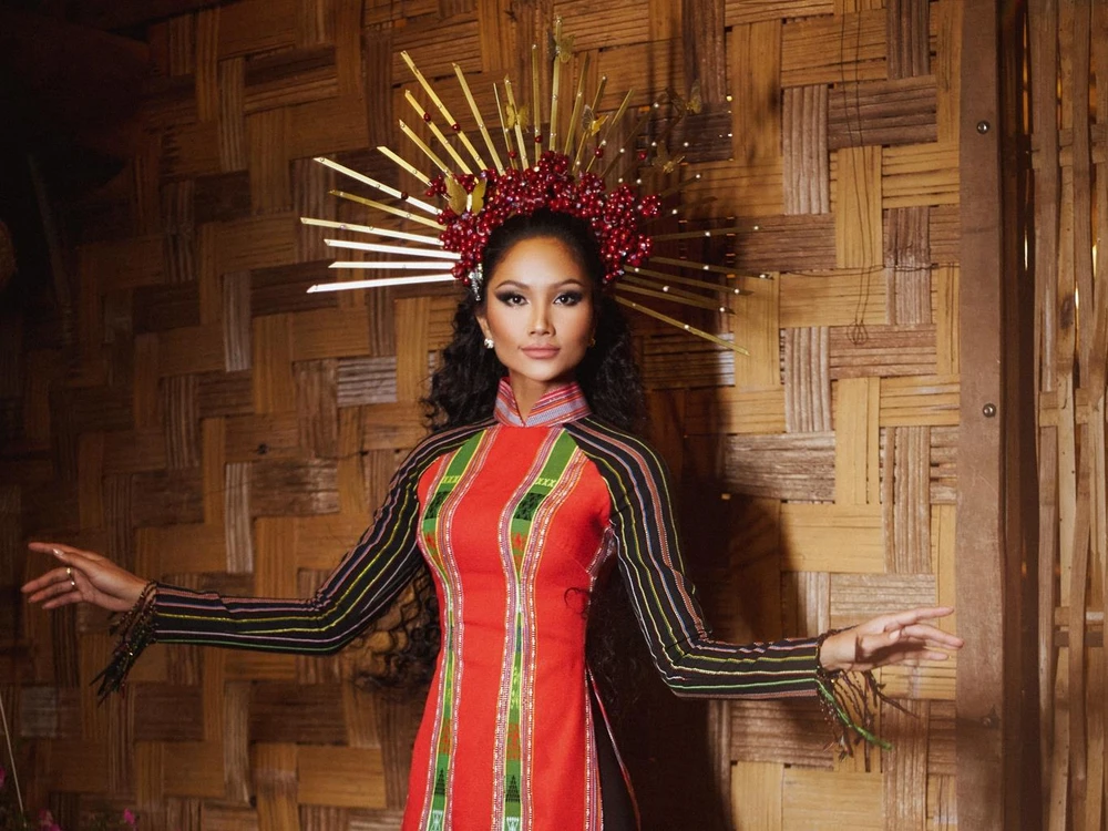 Hoa hậu H'Hen Niê đội vương miện làm từ càphê, diện áo dài thổ cẩm tôn vinh bản sắc văn hóa quê hương Tây Nguyên. (Ảnh: CTV/Vietnam+)