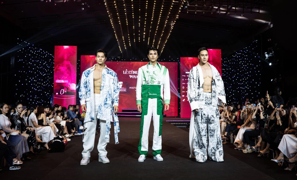 Những "quý ông" Việt Nam từng đăng quang các cuộc thi sắc đẹp trong nước và quốc tế dành cho phái mạnh trình diễn tại lễ công bố Mister Grand International 2023 diễn ra tối qua, ngày 2/4, tại Hà Nội. (Ảnh: BTC)