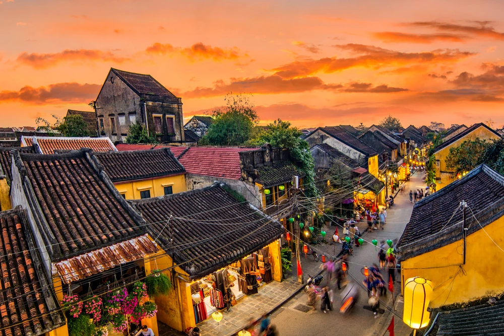 Ráng chiều tuyệt đẹp bao phủ phố cổ Hội An. (Ảnh: CTV/Vietnam+)