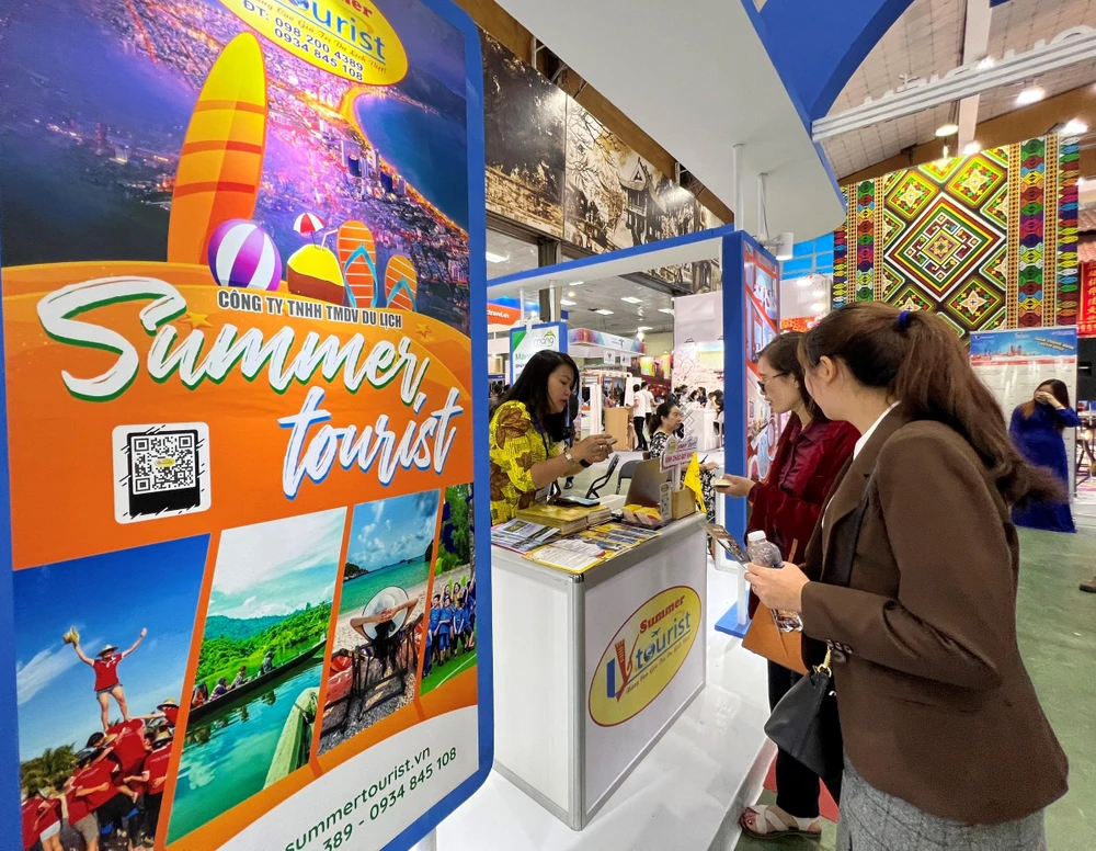 Sắc màu tươi sáng của một gian hàng giới thiệu các sản phẩm du lịch tại hội chợ. (Ảnh: Mai Mai/Vietnam+)