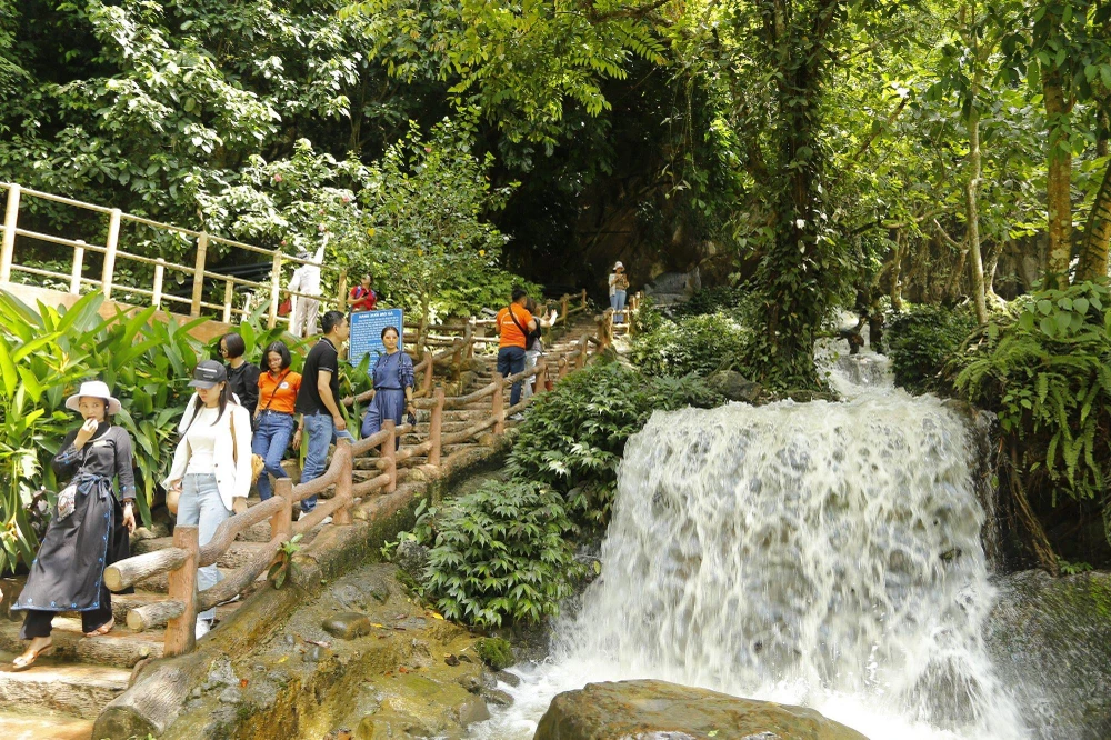 Du khách tham quan suối Mỏ Gà, xã Phú Thượng, huyện Võ Nhai, cách thành phố Thái Nguyên 45 km. (Ảnh: Linh Tâm/Vietnam+)