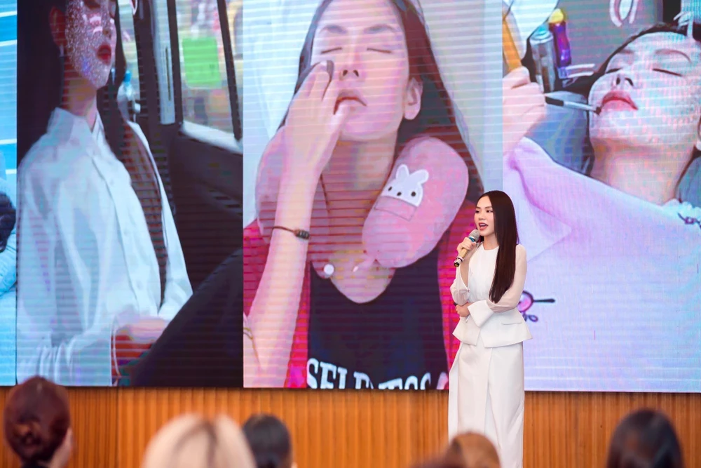 Hoa hậu Mai Phương trong một buổi giao lưu với, truyền cảm hứng tới các em sinh viên. (Ảnh: CTV/Vietnam+)