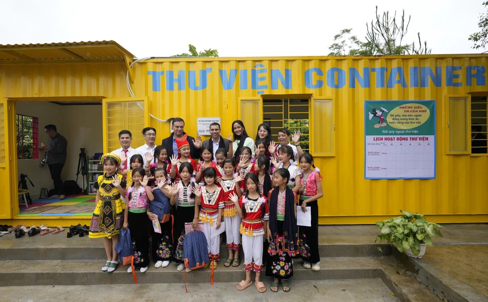 Hình ảnh H'Hen Niê khai trương thư viện cho các em nhỏ vùng cao.(Ảnh: CTV/Vietnam+)