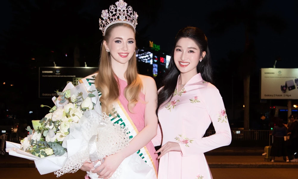 Á hậu Phương Nhi đón Miss International 2022 Jasmin Selberg tại sân bay. (Ảnh: CTV/Vietnam+)