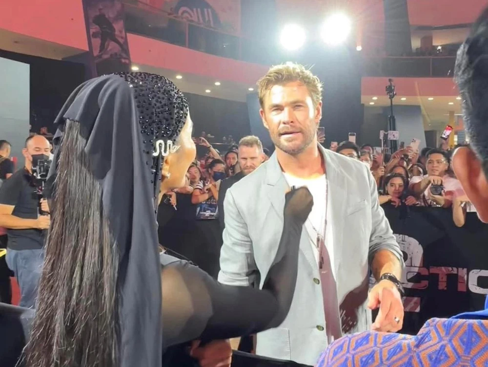 H'Hen Niê hướng dẫn Chris Hemsworth nói “Xin chào Việt Nam.” (Ảnh: NVCC) 