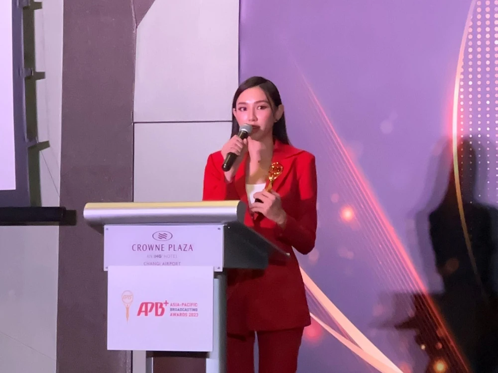 Hoa hậu Thùy Tiên nhận giải thưởng của Asia Pacific Broadcasting+ Awards. (Ảnh: NVCC)
