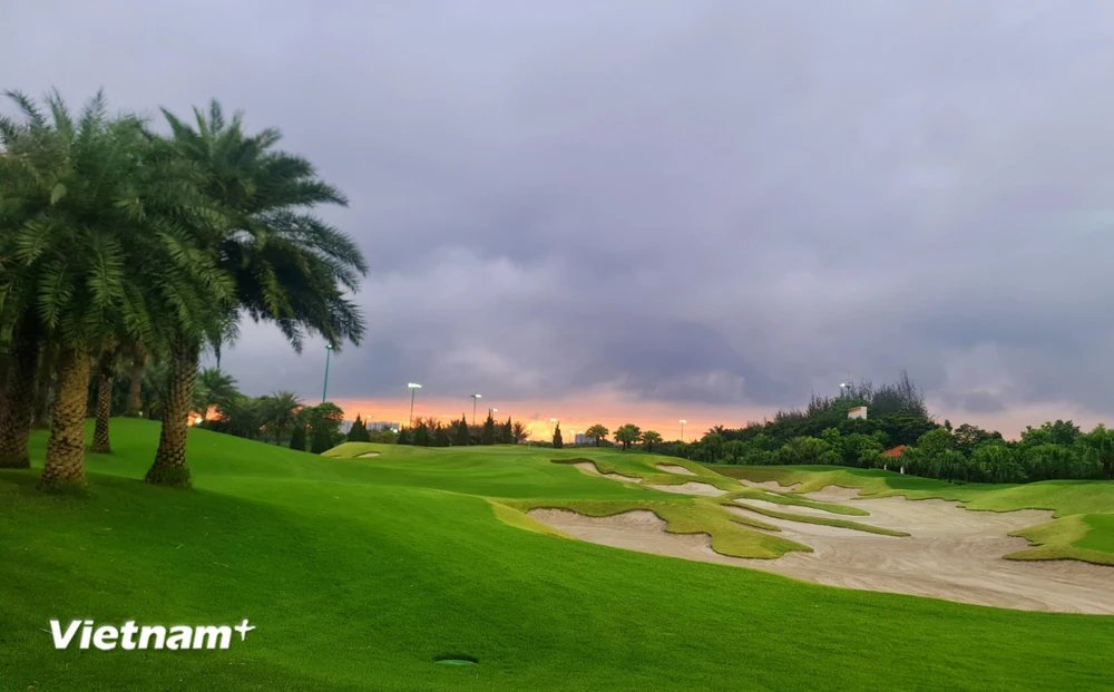 Nằm ngay tại trung tâm thành phố Hà Nội, Sân Golf Long Biên có tới 27 đường Golf theo tiêu chuẩn PGA, do một trong những công ty thiết kế sân golf chuyên nghiệp hàng đầu thế giới thiết kế. (Ảnh: PV/Vietnam+)