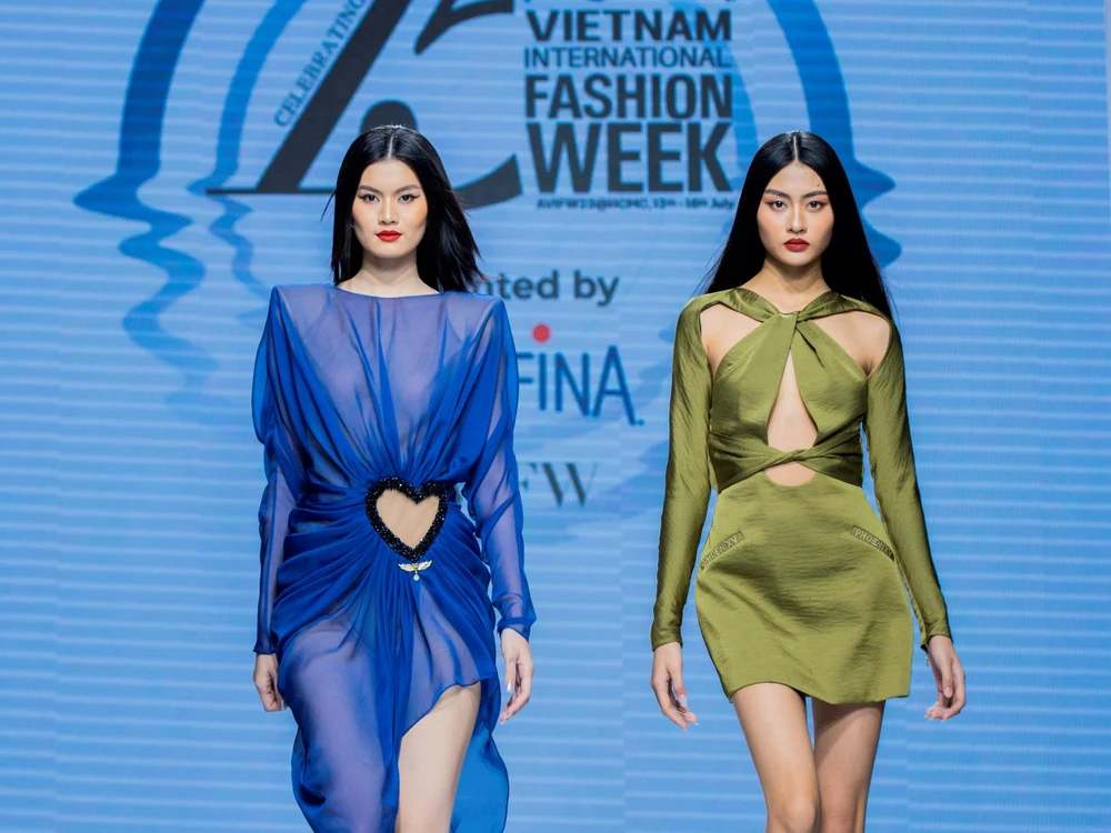 Hai thiết kế được làm từ lụa thủ công của làng nghề Cổ Chất (Nam Định) trong bộ sưu tập “Green Phoenix.”(Ảnh: PV/Vietnam+)