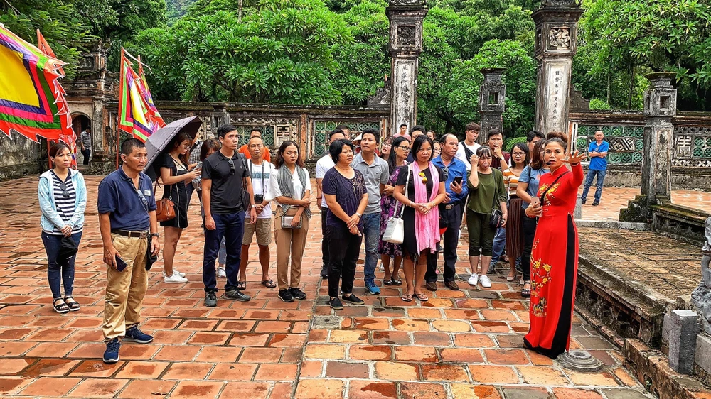 Đại diện các doanh nghiệp du lịch Việt tham gia khảo sát điểm đến ở Ninh Bình. (Ảnh: Mai Mai/Vietnam+)