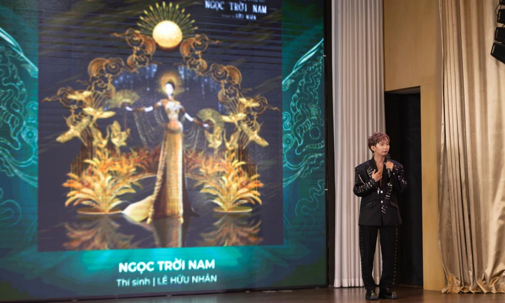 Lê Hữu Nhân thuyết trình về tác phẩm "Ngọc trời Nam." (Ảnh: CTV/Vietnam+)