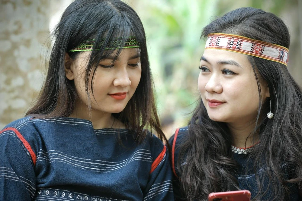 Du khách trải nghiệm trực tiếp văn hóa Tây Nguyên qua trang phục dân tộc truyền thống. (Ảnh: Mai Mai/Vietnam+)