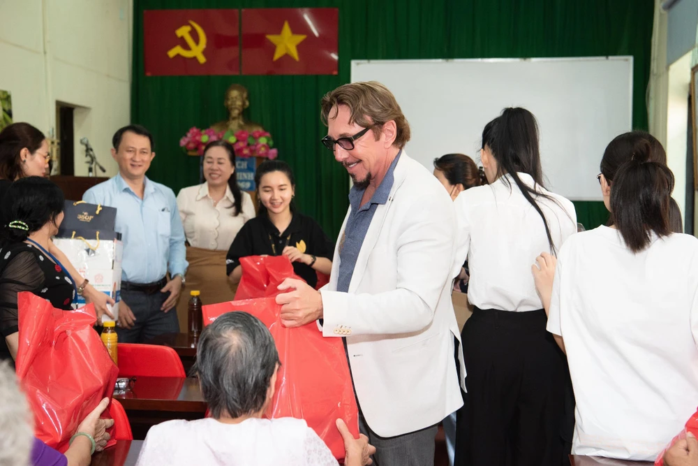 Chủ tịch khu vực Châu Âu của cuộc thi Miss Intercontinental, ông Detlef Tursies thăm các cụ già neo đơn ở Trung tâm Dưỡng lão Thị Nghè. (Ảnh: CTV/Vietnam+)