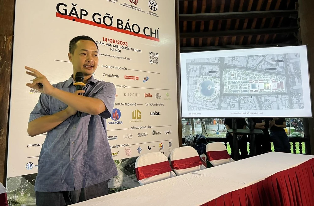 Chủ tịch VietNam Design Group, đồng Trưởng Ban tổ chức, ông Lê Việt Hà giới thiệu về chuỗi chương trình năm 2023. (Ảnh: Mai Mai/Vietnam+) 