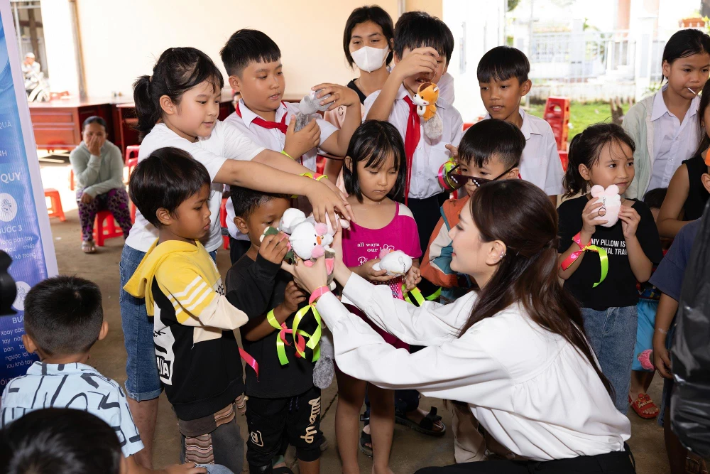 Hoa hậu Mai Phương mang đến Trung Thu cho các bệnh nhi. (Ảnh: CTV/Vietnam+)