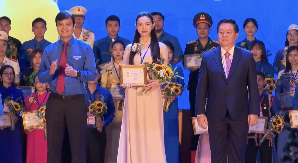 Hoa hậu Thùy Tiên đã nhận bằng khen tại Lễ tuyên dương Thanh niên tiên tiến làm theo lời Bác toàn quốc lần thứ VII, năm 2023. (Ảnh: CTV/Vietnam+)