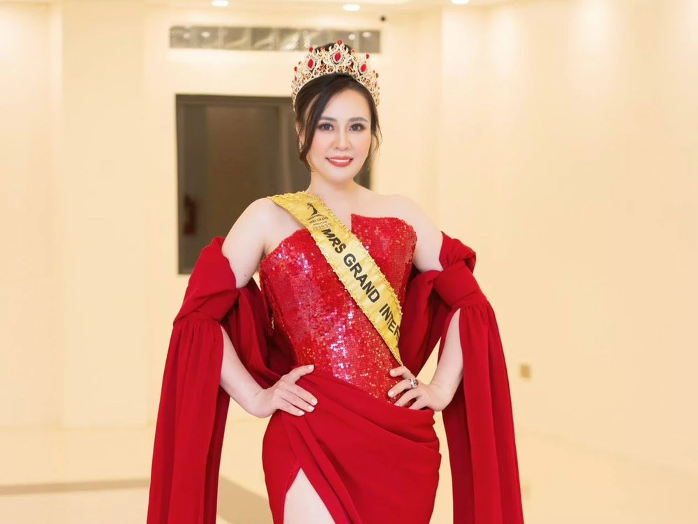 Hoa hậu Quý bà Phan Kim Oanh sẽ tiếp tục giữ vương miện, và có thêm 1 năm nhiệm kỳ với Mrs Grand International 2023. (Ảnh: BTC)