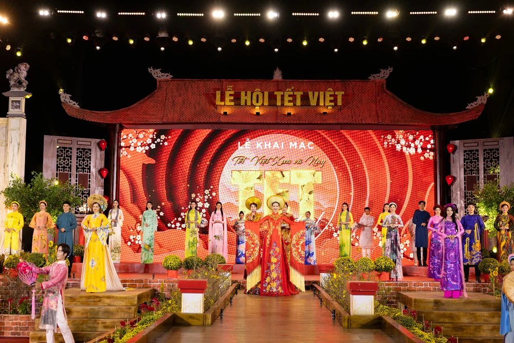 Màn trình diễn Áo dài truyền thống khai màn Lễ hội Tết Việt. (Ảnh: CTV/Vietnam+)