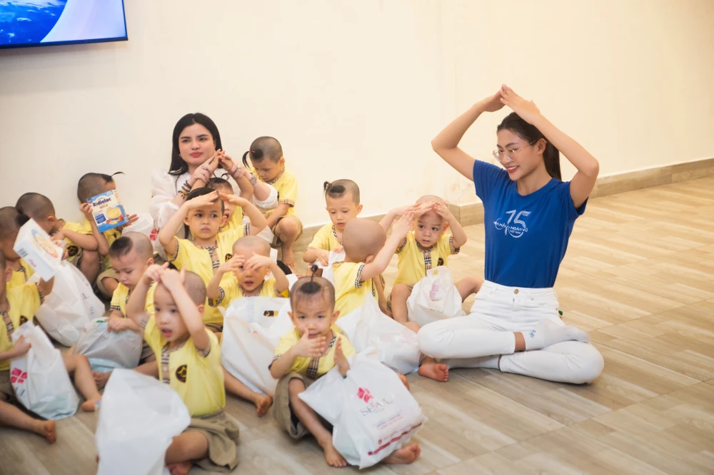 Top 2 Hoa hậu Hoàn vũ Việt Nam trao quà Tết cho các em nhỏ Mái ấm Chúc Từ. (Ảnh: CTV/Vietnam+)