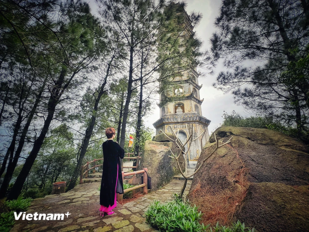 Cảnh quan thiên nhiên ngoạn mục chùa Hương Tích "phiên bản gốc"