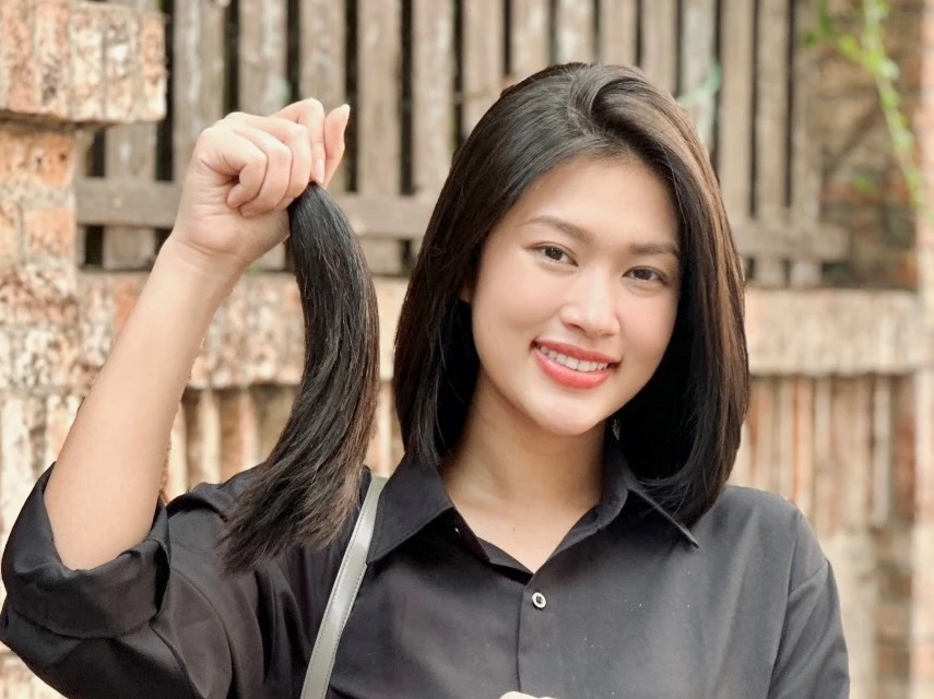 Hoa hậu Thiên Ân hiến tóc cho bệnh nhân ung thư. (Ảnh: CTV/Vietnam+)