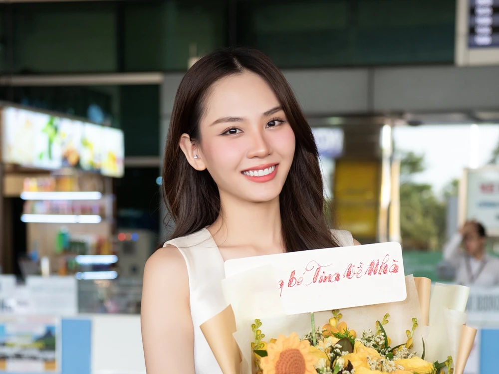 Nụ cười trong ngày đầu trở về quê nhà từ Miss World của Mai Phương. (Ảnh: CTV/Vietnam+)