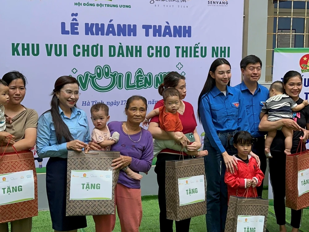 Thùy Tiên vừa nghiệm thu sân chơi tại bệnh viện, kết hợp tặng quà, học bổng cho các em thiếu nhi trong dự án mà cô đang triển khai trên toàn quốc. (Ảnh: CTV/Vietnam+)