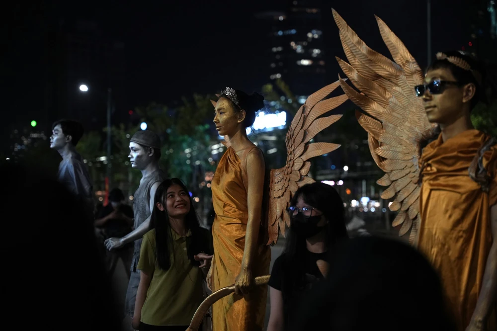 Hoa hậu Thùy Tiên trải nghiệm với công việc làm nhân tượng. (Ảnh: CTV/Vietnam+)