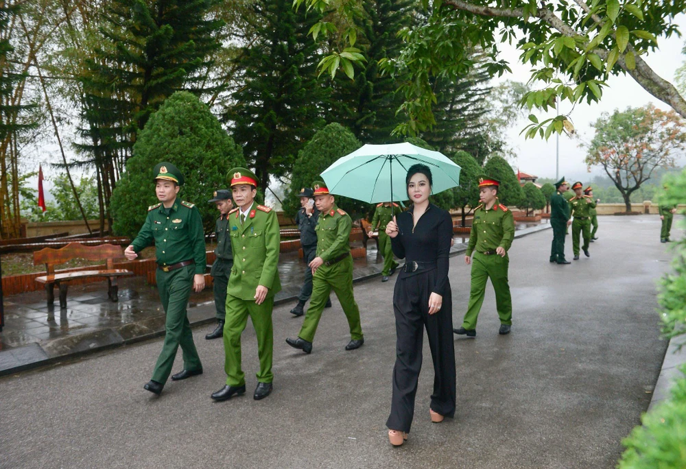 Hoa hậu Phan Kim Oanh đồng hành cùng các chiến sỹ công an trong chương trình thiện nguyện. (Ảnh: CTV/Vietnam+)