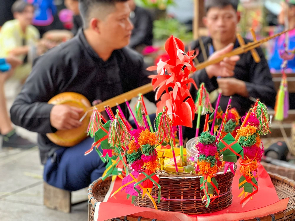 Đàn tính cùng bàn then là một trong những nét đẹp văn hóa của người Tày còn được bảo tồn và phát triển ở Sa Pa. (Ảnh: Mai Mai/Vietnam+)