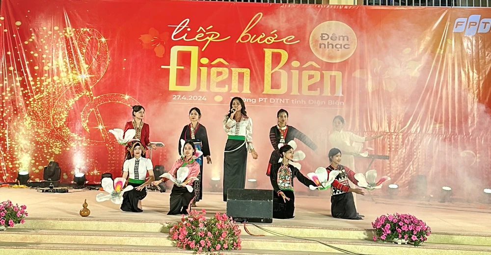 H'Hen Niê biểu diễn trong đêm nhạc Tiếp bước Điện Biên. (Ảnh: NVCC)