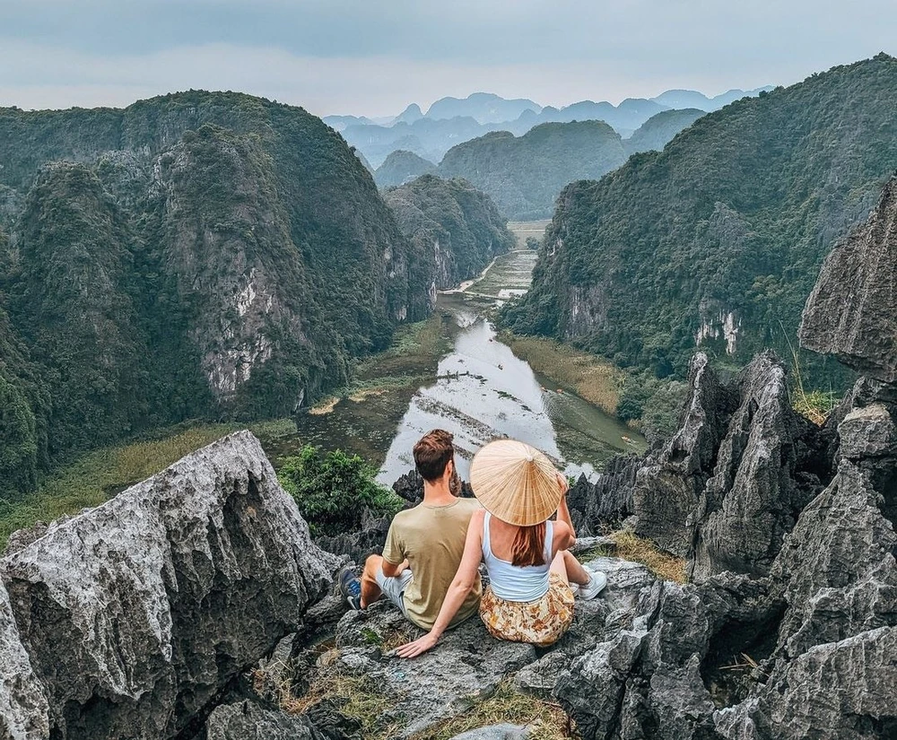 Du khách khám phá thiên nhiên Ninh Bình. (Ảnh: CTV/Vietnam+)