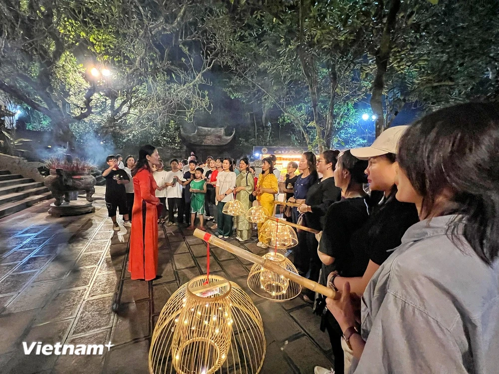 Du khách trải nghiệm tour đêm Đền Hùng. (Ảnh: Mai Mai/Vietnam+)