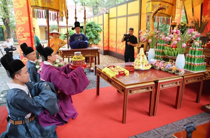 Thực hành nghi lễ tiến phẩm dâng hương lên các vị tiên đế và nghi lễ ban quạt trong dịp Tết Đoan Ngọ tại Hoàng thành Thăng Long. (Ảnh: Thanh Tùng/TTXVN)